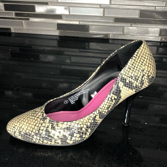 Isaac Mizrahi faux snakeskin high heel - Picture 3 of 8